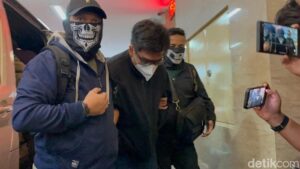 istri-dan-dua-anak-ko-erwin-tiba-di-bareskrim-polri-1777028769627_169